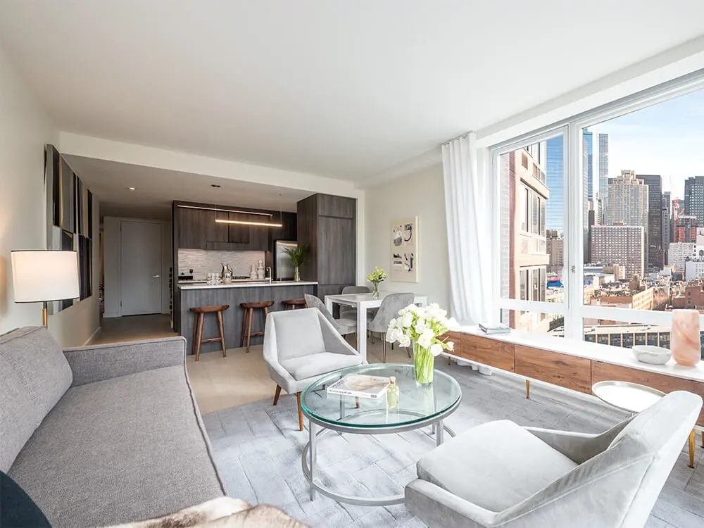 Floor-to-Ceiling Glazing and Skyline Views